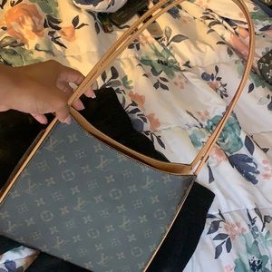 Loui Vuitton purse
